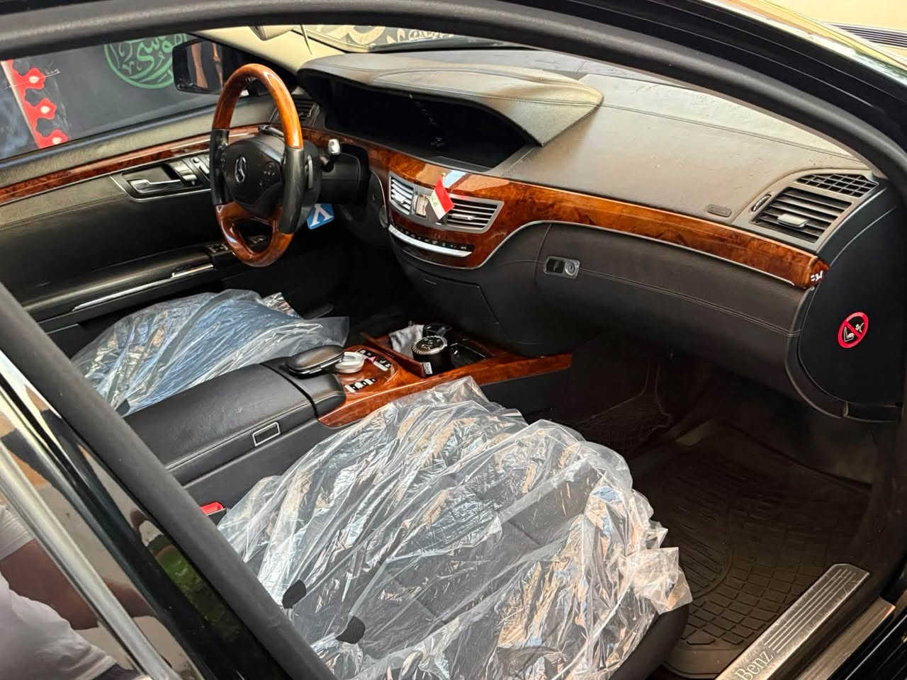 مرسديس s350
وارد خليجي موديل ٢٠١١
السياره فوول مواصفات 
ماشيه ١٦٥الف كيلو 
ما احجي الجناي يعرفه 

السياره بيه قطعه صبغ جاملغ خلفي وره السايق
وبيه الباب الخلفي عكس السايق مبدل نفس اللون وكاله يعني 
بانوراما 
بردادت خمسه 
بوب شفط
ثلاجه 
فوول موصافات محرك المرغوب عقل فوك 
تضلييل بالسنويه 
مكان السياره فلوجه 
السعر  230ورقه وبيه مجال مراوس حسب القناعه 
للستفسار اتصل ***********
او***********@إشارة
