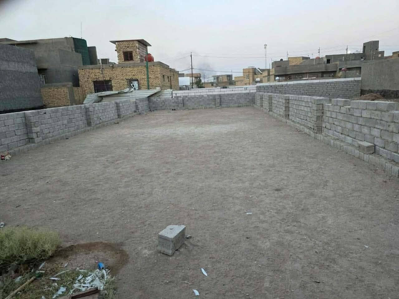 عرصة للبيع..
المساحة 310 متر مربع..
رقم القطعة 7\2
رقم المقاطعة\ 1
اسم المنطقة /ام الخيل الثانية
جنس العقار طابو صرف عثماني الاسود (الارض غير عائده للدولة ملك صرف عثماني) .
الابعاد العرض 11 متر.
الطول 27.5متر ...  معاملة تغيير جنس العرصة من زراعي الى سكني كامله بالبلديه
العنوان.
ام الخيل الثانية  الطريق الاول على طريق شارع المسبح خلف سكة القطار تبعد 100 متر عن السكه
الطريق الثاني من خلف مطعم حياوي
 خلف كلية الاداب القديمة تبعد 300 متر عن مطعم حياوي
تم اكمال تأهيل شبكة الكهرباء والماء تم اكمال المجاري ومجاري تصريف مياه الامطار يتم حاليا تصفير الشوارع للمباشرة بالتبليط  ..  العرصه مسيجه سياج بلوك من اربع اضلاع
العرصة بإسمي مداور بالتسجيل العقاري  الاتصال على الرقم *********** او مراسله على واتساب
