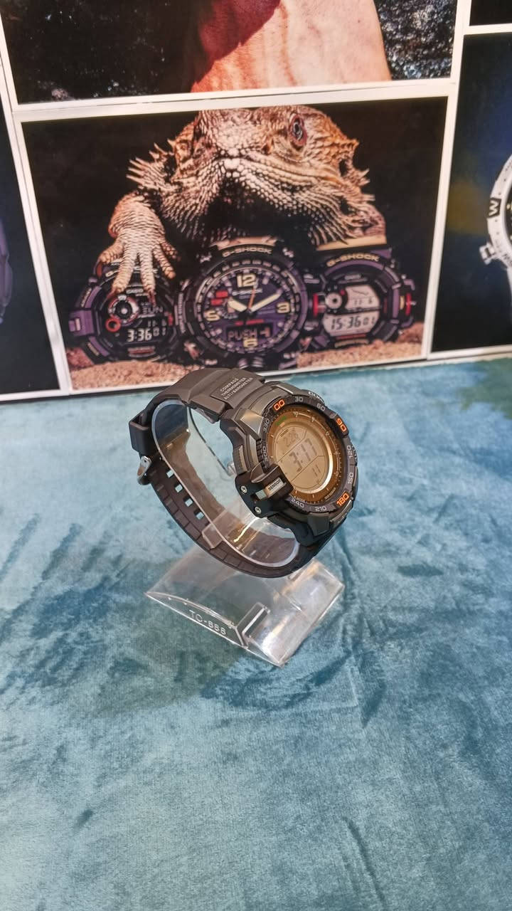 سلام عليكم

ساعة (270-Casio Pro Trek 270 (PRG هي من أشهر ساعات كاسيو المخصصة للرحلات والمغامرات ها يكنك تسلق سفر تعتبر قوية جداً ومليانة ميزات متقدمة

أهم المواصفات
التصميم والحجم

الحجم: 54.6 × 52.4 × 15 مم

الوزن حوالي 67 غرام

الخامة ريزن بلاستيك قوي وخفيف

الزجاج Mineral Glass مقاوم للخدش

مقاومة ماء 100 متر (10) بار

تتحمل البرد حتى - 10 درجة مئوية

مناسبة للجبال والرحلات القاسية

تعمل على الطاقة الشمسية Tough Solar
تشتغل حوالي 9 أشهر استخدام عادي

حتى سنتين بوضع توفير الطاقة

مقياس الارتفاع Altimeter

يقيس الارتفاع من 700 إلى 10,000 متر
يعرض تغير الطقس ويعطي تنبيه إذا تغير الضغط فجأة

بوصلة رقمية (Compass)

تحديد الاتجاه بدقة (360)

توقيت عالمي (48) مدينة )

عرض شروق وغروب الشمس
منبه 5 منبهات

إضاءة LED قوية (Auto Light)

تقويم كامل لحد سنة

عنوان بغداد - مدينة - الصدر الاروفلي
توصيل لجميع المحافظات
جميع الساعات اصلية معا ضمان
التوصيل واتساب ***********
