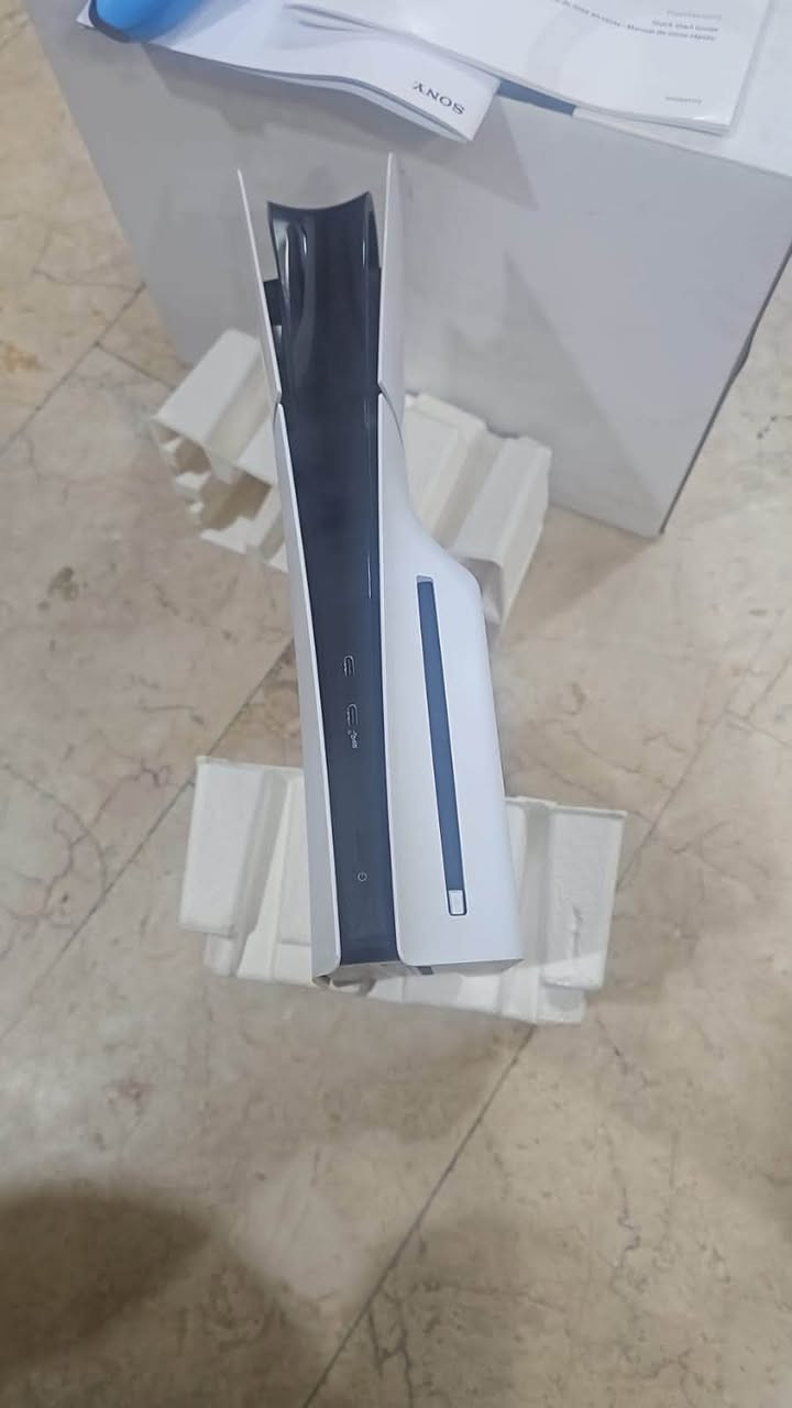 بلي فايف سلم ويه يده وحده اصليه 900 بي مجال بصيط
*********** وتساب
