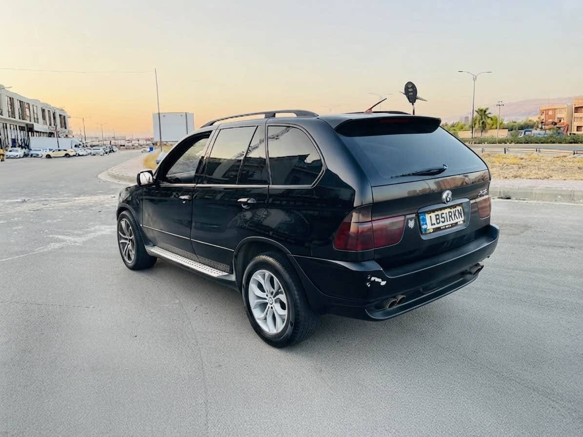 BMW X5
 2001
گیر و مەکینە بەشەرت 
چوارتایە ویلی سپۆرتی لە ژێرایە 
مەکینە ٥٤٤ تا بلێ بەقوەتە
مەنفێستە
بیلاد جام رەش
کامل ناو قەیسی 
هەتەبڵی جوان و بێ مەسرەفە
سڵایتە 
٢٨ گەڵاو کەمێک مەعمەلە
 عەقدم هەیە ٣ ساڵ پێش ئیسا ٤٣ وەرەقەی پێدراوە
شوێن سلێمانی
(***********) السليمانية, العراق
