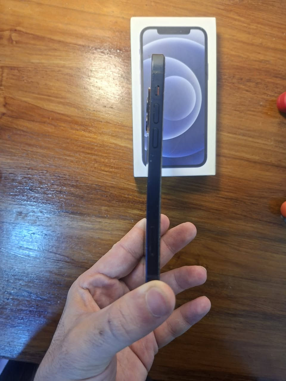 آيفون 12 – 128GB | أسود | وكالة أمريكية
📋 المواصفات

▪️ الموديل: iPhone 12 (الحجم العادي)

▪️ السعة: 128GB

▪️ اللون: أسود

▪️ النسخة: أمريكية LL/A، تدعم 5G

▪️ النظام: iOS 17.5.1

🔋 الحالة

▪️ الجهاز سليم وشغال بالكامل

▪️ البطارية أصلية 75%، ما انفتحت ولا تبدلت

▪️ غير مصلح

▪️ ⚠️ شرخ بسيط بأعلى الشاشة (واضح بالصور) ، ما يؤثر على العمل طبعا مجرد لزكه تكدر تبدله

📦 المرفقات

▪️ العلبة الأصلية فقط (بدون كيبل أو شاحن)

🔍 الفحص

▪️ الرقم التسلسلي يُعرض عند المعاينة ويُطابق مع العلبة

━━━━━━━━━━━━━━

💰 السعر: 350,000 دينار (قابل للتفاوض البسيط)

📍 الموقع: البصرة، المعاينة والتجربة قبل الشراء

🚚 التوصيل: متوفر داخل البصره

📩 للتواصل: واتساب / رسائل خاصة

***********

نص مكتوب في الصور:
- ٣:١٢
- حالة البطارية والشحن
- رسالة مهمة حول البطارية
- حالة بطاريتك متدنية جدًا. يمكن أن يبدل أحد مزودي خدمة Apple المعتمَدين البطارية لاستعادة الأداء والطاقة القصويين.
- العثور على خيارات الخدمة...
- الحد الأقصى للقدرة
- ٧٥٪
- هذا قياس لقدرة البطارية مقارنة بقدرتها عندما كانت جديدة. قد تتسبب القدرة المنخفضة بتقليل ساعات الاستخدام بين عملية الشحن والأخرى.
- أقصى قدرة للأداء
- ستساعد الأنظمة المضمنة في النظام والمكونات في تخفيف آثار الأداء التي قد تلاحظها أثناء التقدم الكيميائي في عمر بطارية iPhone.
- شحن البطارية المحسن
- للحد من استنزاف عمر البطارية، يتعلم الـ iPhone من عادات الشحن اليومية، بحيث ينتظر ولا يتجاوز ٨٠٪ حتى يحين موعد حاجتك إلى استخدامه.
- 2:59 M 15