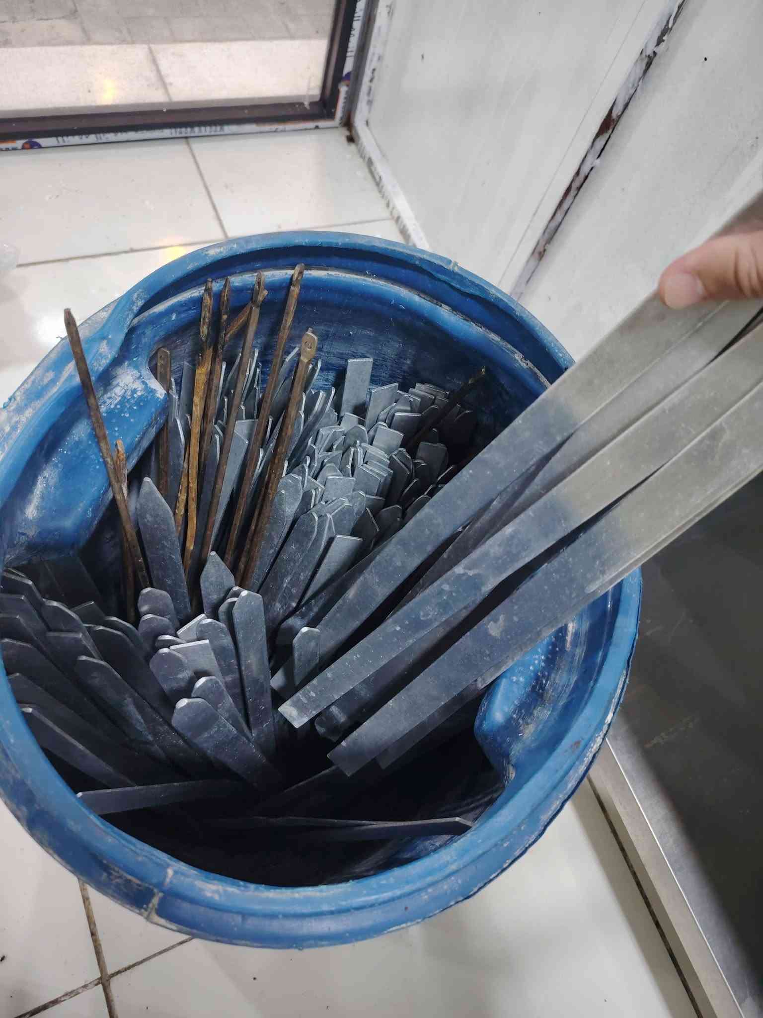 أدوات جزارة وقصابة متكاملة للبيع(ثرامة ٣٢،  شواية، شيش كباب عدد، ميز ٢ سل ستيل ، ميز جام خانة)
***********
