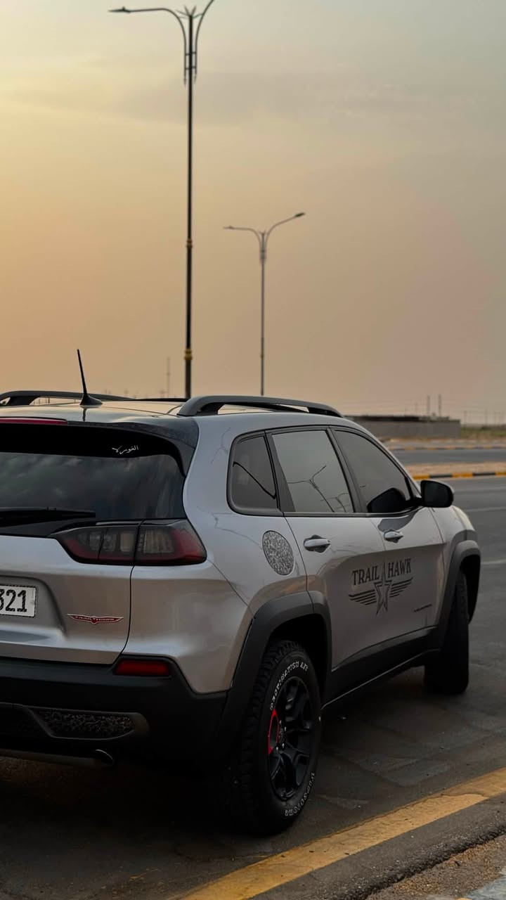 السلام عليكم جيب شيروكي موديل ٢٠٢١ تريل هوك مكينة V6,3200فول للخير كلش رادار حساسات خلفيه اماميه رادار بلمري بانوراما بصمة تحكمات ستيرن خمس وضعيات قيادة صندوك كهربائي يفتح بصمة وعلى الرجل شاشة جبيرة كاربلاي هواي مواصفات بيها سيارة خير من الله اي نقص مبيها ضررها بنيد ومصلح نفسه حره مرقم بغداد بسمي سعرها ١٨٠ وبيها مجال مكان السيارة ميسان  ***********
