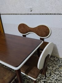 ميز طعام • ٣ مقاعد • مرتب