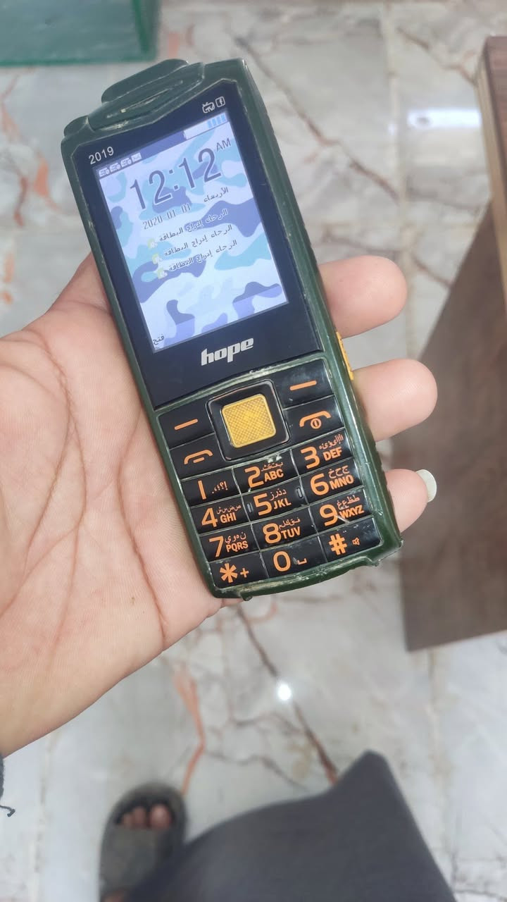 تظهر هاتفاً محمولاً متيناً للمهام الشاقة من ماركة Hope (غالباً طراز Hope K19 أو ما يشابهه من نفس الإصدارات العسكرية المخصصة للرحلات والصحراء).
مواصفات وخصائص هاتف Hope المتين
• تصميم عسكري: هيكل خارجي مدرع وقوي للبيع سعر 35 مع التوصيل  التواصل ولاستفسار وتساب *********** توصيل مجاني لاجميع الامحافظات

