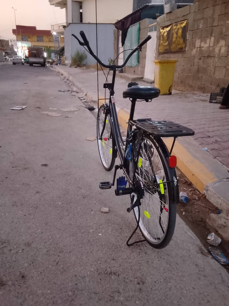 السلام عليكم بايسكل للبيع 
حجم 26 كل نقص ما بي 
بي دي لون اسود بلادي شركة 
موديل 2025 جديد تايرات جدد
جوابة جدد بريكات امامي خلفي 
السعر 120 وبي مجال عنوان واسط الصويرة 
مراسلة خاص او اتصال ***********
