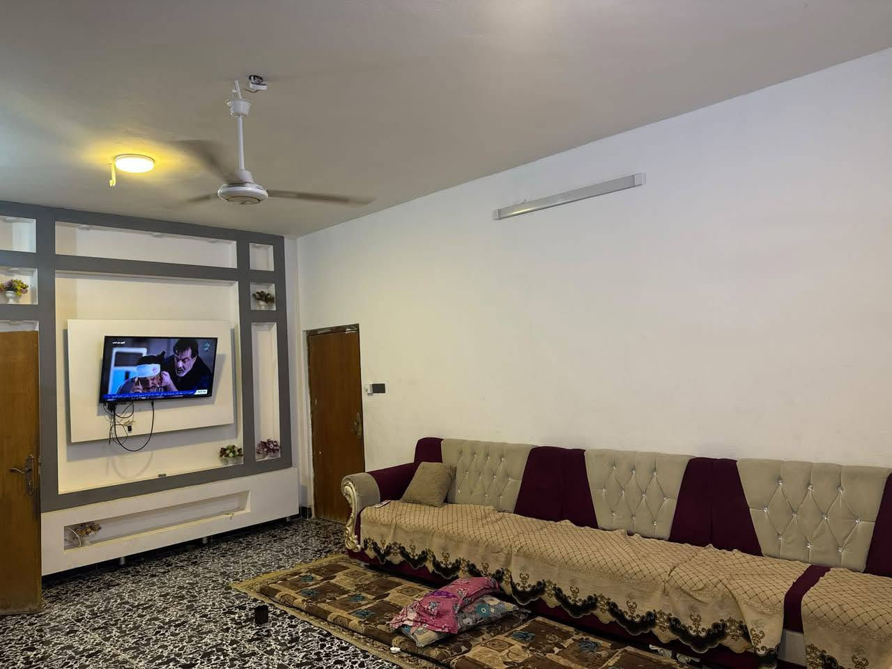 السلام عليكم                                                                  بيت للبيع طابقين طابو صرف ٢٤٠ متر واجه  ١٢ نزال ٢٠ / بعقوبه حي المعلمين طابق الأول غرف منام /  ٢  ستقبال صاله صحيات حديقه جبيره كراج طابق ثاني غرفتين منام صحيات سطح جبير سعر /٢٠٠ /للإستفسار/ ***********/
