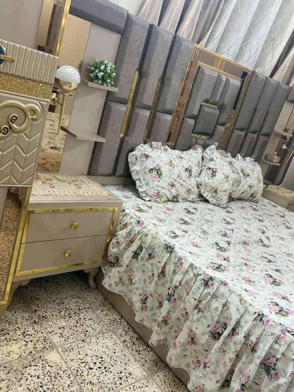 غرفة نوم كاملة بتصميم راقي وفخم، لون هادئ وتفاصيل ذهبية أنيقة، استخدام شخصي ومحافظة عليها.
🔸 سرير مع خلفية مبطنة فخمة
🔸 دولاب كبير بأبواب ومرايا
🔸 تسريحة مع مرايا وإنارة
🔸 كومدينات
🔸 خزانة جانبية
🔸 جميع القطع متناسقة بنفس التصميم
🔸 المرايا والديكورات الذهبية بحالة ممتازة
💰 السعر: مليون و800 ألف — قفل
📍 العنوان: الوشاش
📞 للتواصل: ***********
🔥 البيع كامل، والجاد يتفضل للمعاينة.
🌹 السعر قفل، للجادين فقط.
غرفة نوم كاملة بتصميم راقي وفخم، لون هادئ وتفاصيل ذهبية أنيقة، استخدام شخصي ومحافظة عليها.

نص مكتوب في الصور:
- غرفة نوم فخمة للبيع مستخدمة وبحالة ممتازة سرير مع خلفية مبطنة فخمة دولاب كبير بأبواب ومرايا تسريحة مع مرايا وإنارة كومدينات خزانة جانبية جميع القطع متناسقة بنفس التصميم ألوان هادئة وراقية المرايا والذهب الديكوري بحالة ممتازة السعر 1,800,000 مليون و 800 ألف قفل العنوان: الوشاش للتواصل: *********** السعر قابل للتفاوض للجادين فقط البيع كامل والجاد يتفضل للمعاينة