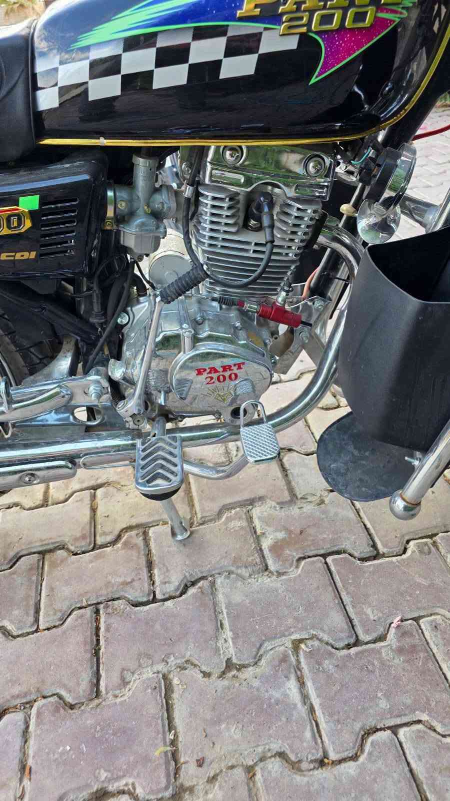 السلام عليكم متوفر بارت 200cc نيكل 
موديل 24 مخزن ماشي 300 كيلو متر 
دبل سويج ودبل بصمة تشغيل عن بعد 
بطارية تعبانة لان الدراجة مخزنة 
السعر 1200 
مكاني بغداد الدورة جمعية خير لله 
رقم ***********
