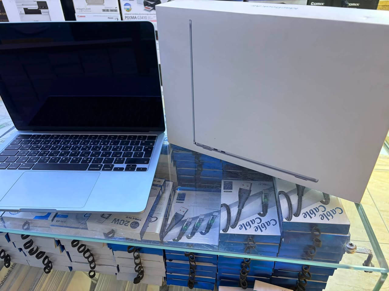 apple macbook air
M5 
ram 16G 
ssd 512G 
13,6 size 
عدد دورات 6 فقط 
عربي شرق اوسط 
لون سكاي بلو 
كامل ملحقاته الاصليه 
السعر : 1،850،000 
بغداد - المنصور 
***********
