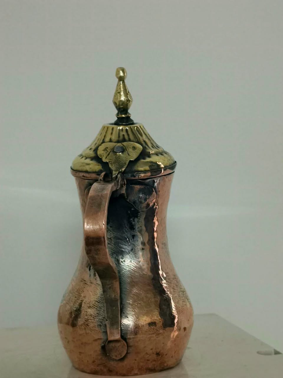 مساكم الله بالخير والبركه 🇮🇶🦋🇮🇶 
دلة نجفيه منقوشه قديمه نظافه عاليه جدأ قياس 18سنتم للاستفسار خاص او الاتصال على الرقم التالي ***********اخوكم كرار الشيخ
