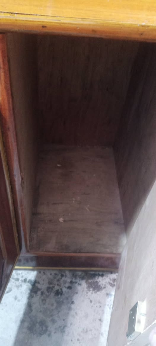 بوفيه مستعمل نظيف قياس المتر وربع مكان بغداد الأمين الثانيه ***********

