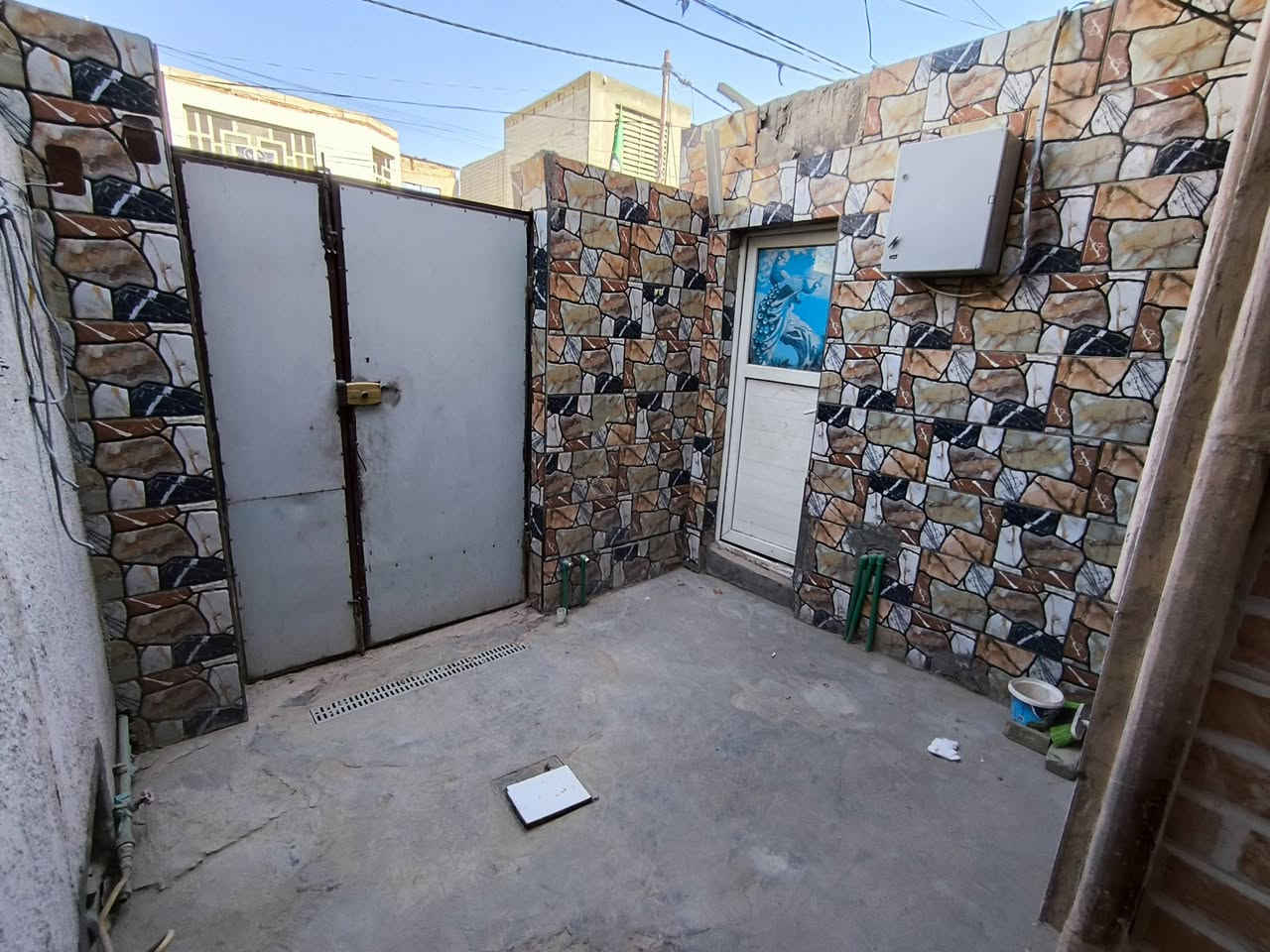 السلام عليكم
بيت للبيع في حي الميلاد 
المساحة ←100 متر بالطول 
بناء البيت ← غرفة وصالة ومطبخ واستقبال وصحيات وفوگ غرفة وتشاريف 
موقع البيت ← يقع خلف اسواق فضة قريب على مدرسة المستجار والذكوات يبعد عنهما مسافة شارع واحد 
السعر ←62 وبي مجال للشراي
التواصل ←واتساب او رصيد ***********
