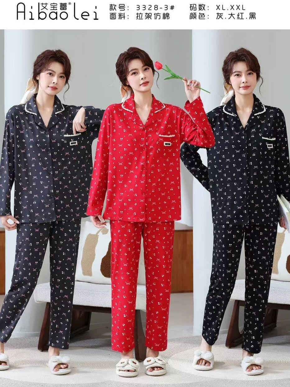 

نص مكتوب في الصور:
- Süet
- CODE
- S-084
- M L XL 2XL
- YERLİ ÜRETİM
- made in Türkiye
- 8 208400 000008
- Aibaolei 艾宝蕾 款号: 3328-3# 面料: 拉架仿棉 码数: XL.XXL 颜色: 灰.大红.黑
- 诗妮乐
- 8.203# XL-3XL
- 拉架仿棉
- 限时赶• 面料:舒欣棉(一捆6套)颜色:蓝色/绿色/枣红