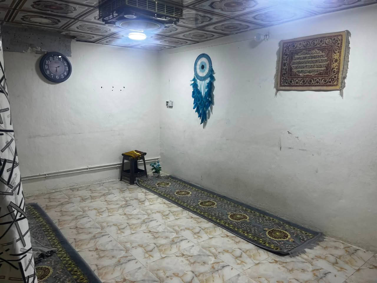 الدار معروض للبيع في الخمسة كيلو قرب جامع العز و مركز الحرية المساحة ١٥٨ونص طابو صرف البناء قديم و مرمم الاستفسار ***********
