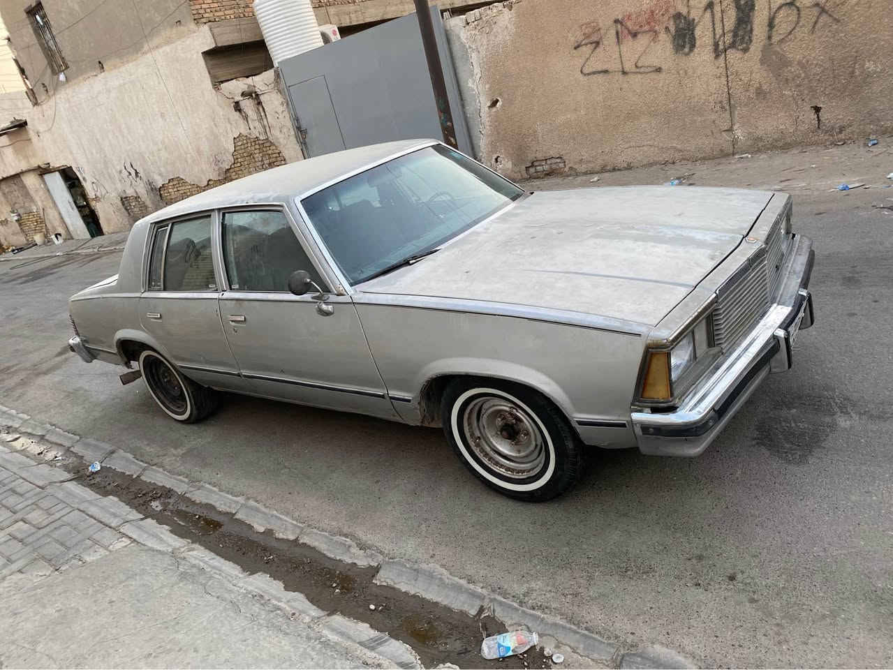 ماليبو موديل 1981 سياره كهربياتها  دواخلها نضيفه وابلاديه كامله مكينه جديده شادلها مال حاويه كير اوتماتيك تعليك نكره سلف وكامله تحويل ثاني يوم باسمي السياره هزه جديده يعني كبل عقد وتحويل رقمها  ديالى شبه مميز 
السعر ٣٨ وبيها مجال قليل مكاني بغداد بوب الشام 
*********** بغداد, العراق
