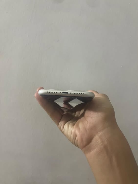 ‏السلام عليكم جهاز iPhone 11 العادي اللون الأبيض الذاكرة 128 الجهاز خرافي ما مبدل أي شيء مقفول كفالة عامة شخط ما أبي السعر 300 وبي مجال الطيبي