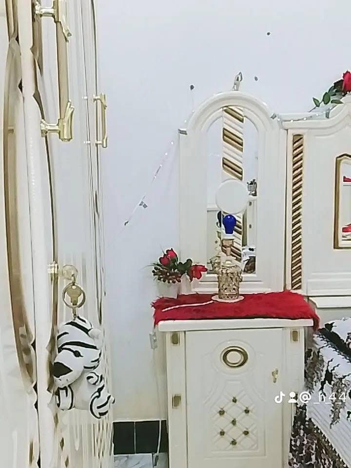 السلام عليكم غرفه اخشاب نضيفه للبيع السعر سبعميه وخمسين المكان ناصريه مركز الرقم ***********
