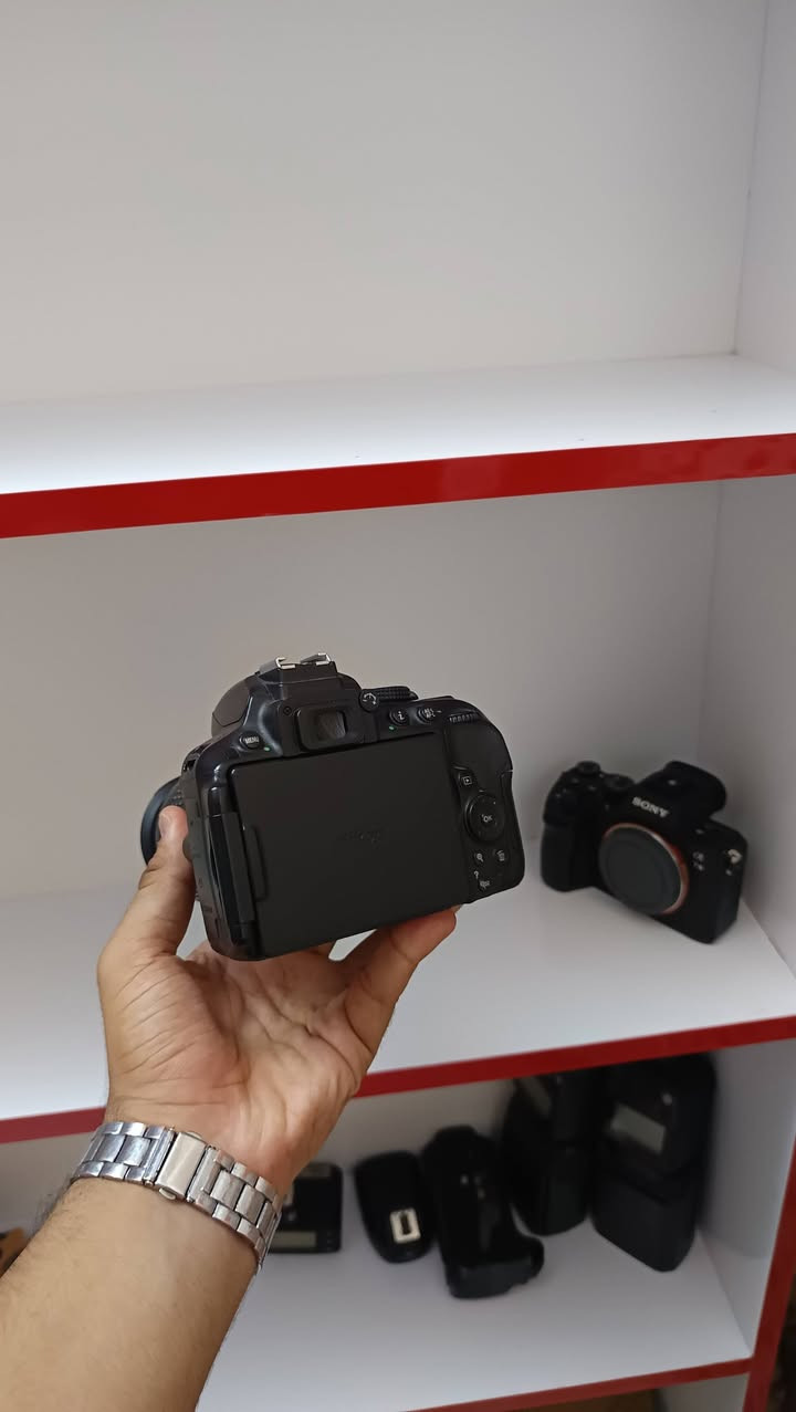 نيكون 5300 للبيع نضافه 100%
🎁 ملحقات كامله .
▪️ حقيبه مقسمه كامله .
▪️ بطاريه وشاحنه .
🟡 توصيل لجميع انحاء العراق .
🔶 فقط نضافه 100%.
⚫️ السعر 390 الف .
🟢 تواصل وتساب : *********** .
