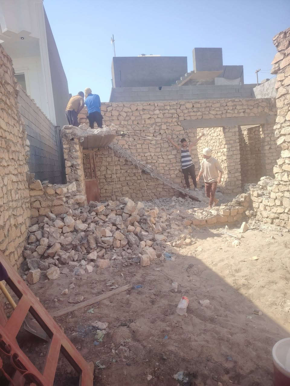 سلام عليكم  / يوجد كادر عمل جاهز/ تصعيد مواد/ تنضيف بيوت/ تفليش/ تكشيط/ تنضيف حدائق/ دفن نهري  / شقلنه ليل ونهار   /ومعداتنه جاهز/ ماعليك بس تصال على رقم  /     ***********

