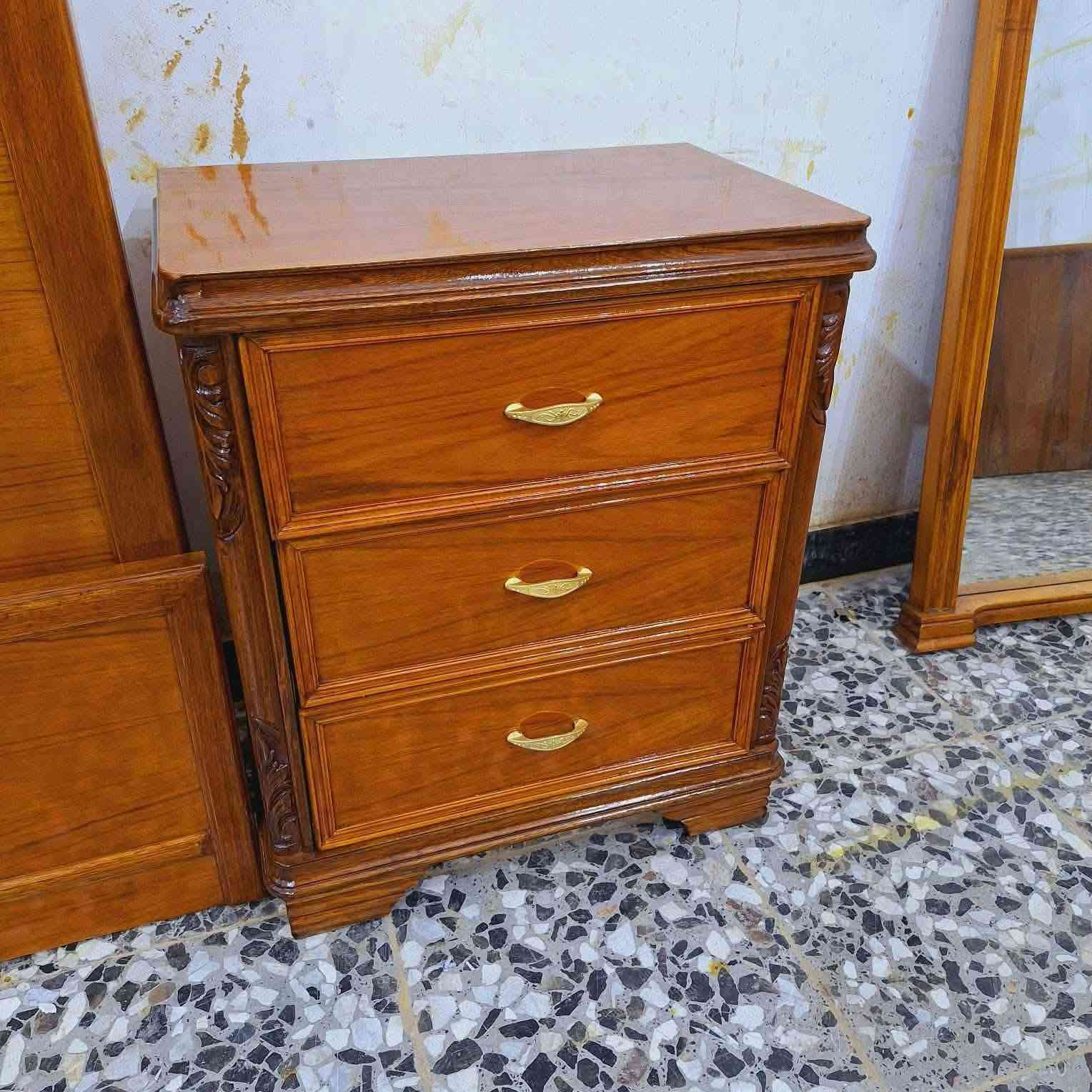 غرفه ام ٦ ملحق صاج وجه وكفه لوجه 6 ملم وداخل 5 ملم تحفه من تحف النجارة العراقيه شغل وعمل فاخر شغل كتلوك جدآ  ثقيله كلهه عمل جاوي لدنك ولف ولتحاميل كله عضم جاوي مجفف العنوان بغداد البلديات للحجز والاستفسار الاتصال على وات ساب ***********
