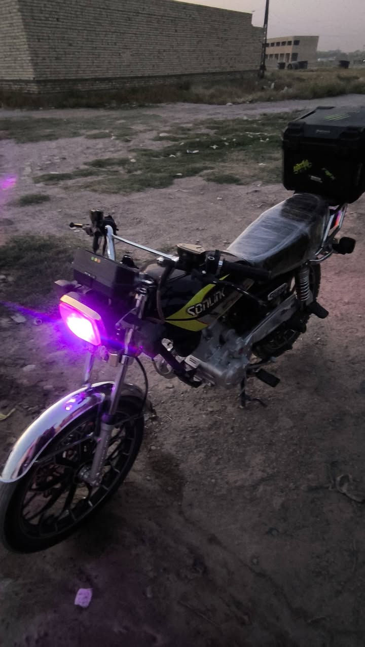 السلام عليكم دراجه سونك موديل 2025 نازله بل 2026 محرك 200cc ما مفتوح جديد لا تنقيص ولاتبخير اوراق كامله اصليه نقصه دشبول طافي فقط نگره سلف هندر شلعه معدل گهربائيات كله شغاله السعر 800 وبيه مجال مگاني بغداد التاجي منطقة سبع البور رقمي *********** ملاحضه الصندوك مو وياه

