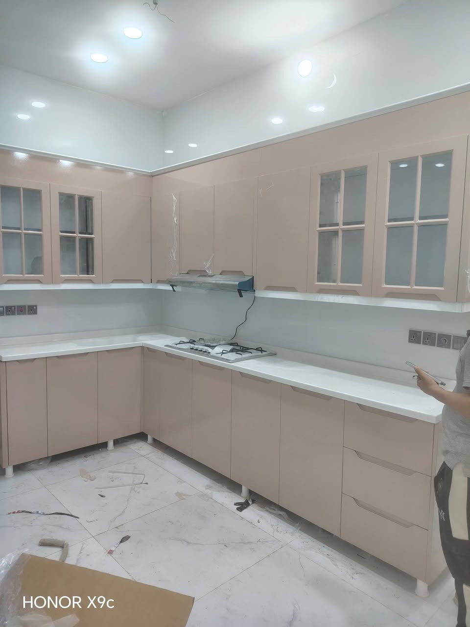 من ضمن عملنا اليوم تم تنصيب كاونتر داخل الامنيوم وخارج ابواب Hdf احد زبائن ويدللون علينه عمي طيب مجهد الشمري  واخ كرار الشمري بالخير عليكم...في حي البكر في السده  الهنديه...
​✨ لمسة فخامة لبيتك... مطبخ الأحلام أصبح حقيقة! ✨
​نعرض لكم أحدث أعمالنا في تنصيب كاونترات المطابخ الحديثة:
تم استخدام خامة الـ HDF باللون الكشميري/البيج الهادئ، مع سطح مرمر أبيض ناصع يعطي اتساعاً وإضاءة للمطبخ.  
​📐 تفاصيل التصميم:
✔️ تصميم على شكل حرف (L) للاستغلال الأمثل للمساحات.
✔️ دمج الطباخ السطحي والمفرغة بشكل مدمج وأنيق.
✔️ إنارة مخفية تحت الكابينات العليا لمظهر عصري ورؤية مريحة أثناء العمل.
✔️ دقة متناهية في التثبيت والإنهاء (التشطيب) النهائي.  
​📞 تواصل معنا الآن وحول مطبخك لأجمل لوحة:
📱 الهاتف: [*********** !

نص مكتوب في الصور:
- HONOR X9c