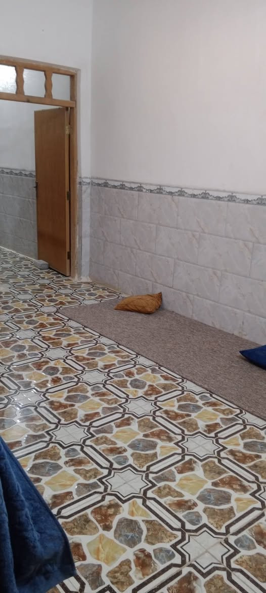 شارع العلوة مركز الشرطة الجديد ثاني فرع
غرفة وصالة واستقبال وصحيات ومطبخ نظيف ومرتب .. 125 متر 
ب 100 مليون 
للتواصل ***********
