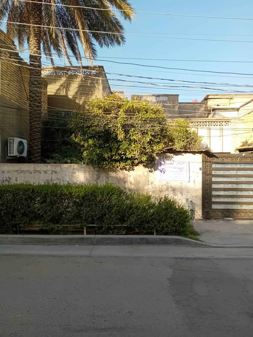سلام عليكم دار مع مشتمل للبيع في زعفرانية منطقة الرشيد خلف ماركت العطار  المساحة الكلية 300 متر الواجه 15 نزال 20 طابو صرف للاستفسار *********** او ع الارقام الي بصورة
