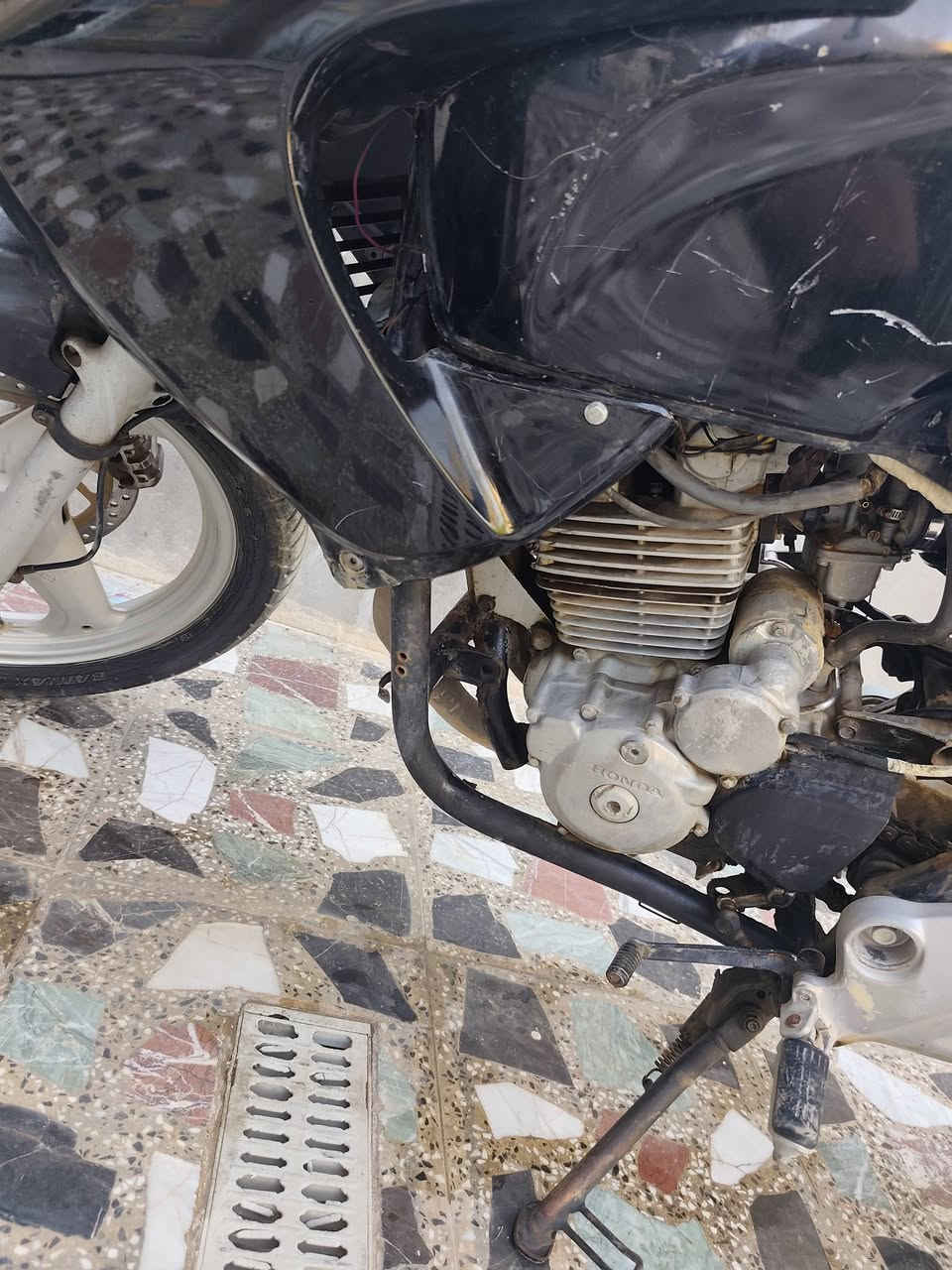 هوندا فاراديرو  Honda Varadero )محرك ٢٥٠ شغالة وتمشي بس بيها نواقص بسيطة لان جانت متروكة حاليا تشتغل وتخربط بسبب الكابريتر مكاني بغداد بوب الشام سعر ٩٥٠ وبيها مجال الدراجة بدون اوراق مكفولة
