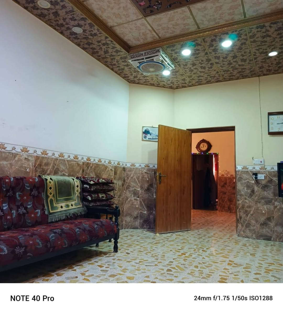 مشتمل ١٥٠ متر جبيريه الثالثه قرب شارع العام الفاصل بين جبيريه الثالثه والثانيه خلف معمل الكاشي غرفه جوه و٣ فوك مرمر كل البيت اشتايكر بيت نضيف ومرتب سعر ٨٥ وبي مجال ***********
