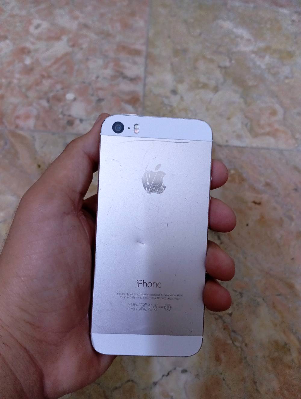 سلام عليكم 
ايفون 5S 
مساحتة 16 
جهاز نظيف بس بي ضربة بالشاشة لكن مماثر على اللمس نهائيا كامرته شغاله فلاش شغال ومبي اي عطل ولا داخل تصليح وبطاريتة فوول ووياه كيبل شاحنة فقط سعرة 30 وبي مجال بسيط توصيل ماعدي عنواني بغداد الطالبية قرب ملعب الجوهرة للتواصل *********** واتساب
