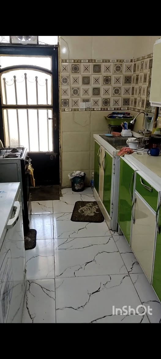 للبيع مساحة بالسند 125متر واقع حال 120متر نضيف جدا مدخلين  3نوم حولي كبير وصاله حمام داخلي وصحيات خارجي وترك على طول البيت موقع ممتاز بغداد الحسينية منطقة ال22 قريب على السوك الثاني 
***********  السعر ب88مليون وبي مجال على الخاص رجاءا بدون كسران  مايعجبك المنشور اعبره والتوفيق للجميع
