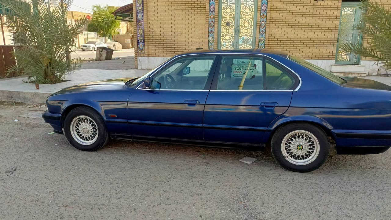 السلام عليكم للبيع او المراوس bmw 525
بي ام 525 موديل 1991 رقم بغداد الماني 
مكينة 6 مفتوح 
السيارة مصبوغة عام اثر جراد
مكينة وگير بالكارتون شرط كهربائيات كلشي بيهة شغال 
لايتات عدسات جدد توني شادهة بچم كله جديد
السيارة نصبة وشلعة ترايك وين ماتريد 
تخم تاير بيهة جديد ويل خلية غرفة جديدة 
السيارة ماعايزة شي
 مكانهة ناصرية حي التضحية
سعرها 42 وبيها مجال 
للاستفسار 
***********
