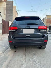 🚙 جيب (Jeep) جراند شيروكي Blacktop موديل 2015 🖤 اللون: أسود كاذب مميز ...