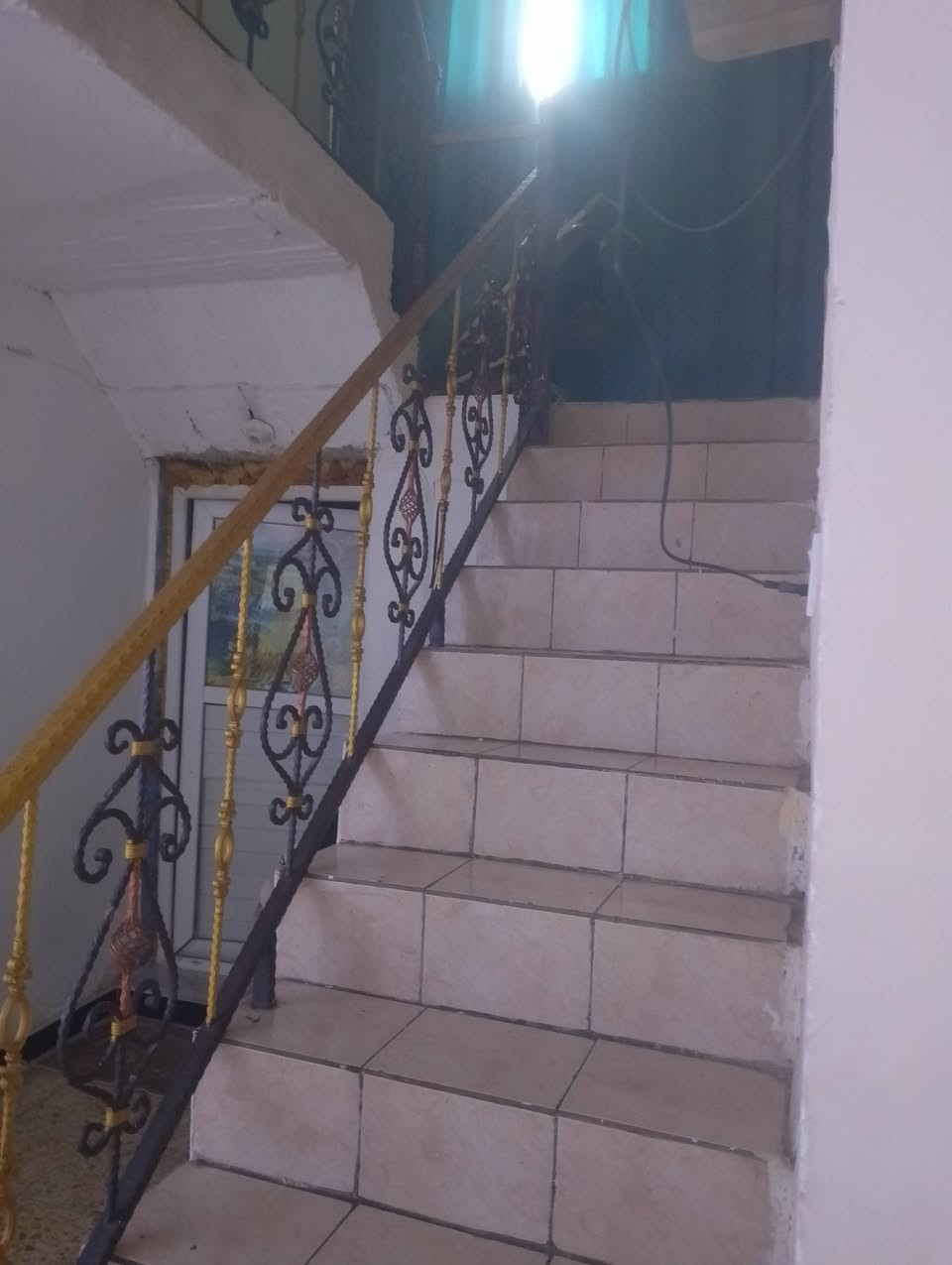 دار للبيع بالتقسيط أو النقد الموقع الحفرية المركز الاول مقابيل الاتصالات طابو صرف كامل الخدمات 300متر يحتوي على ثلاثة غرف واحدة طابق ثاني مع صالة غرفتين طابق أرضي مع استقبال هول مطبخ حار بارد حمام داخلي حمام تواليت شرقي غربي خارجي حديقه 4x8كراج يتسع 2سيارة للاستفسار الاتصال على الرقم ***********
