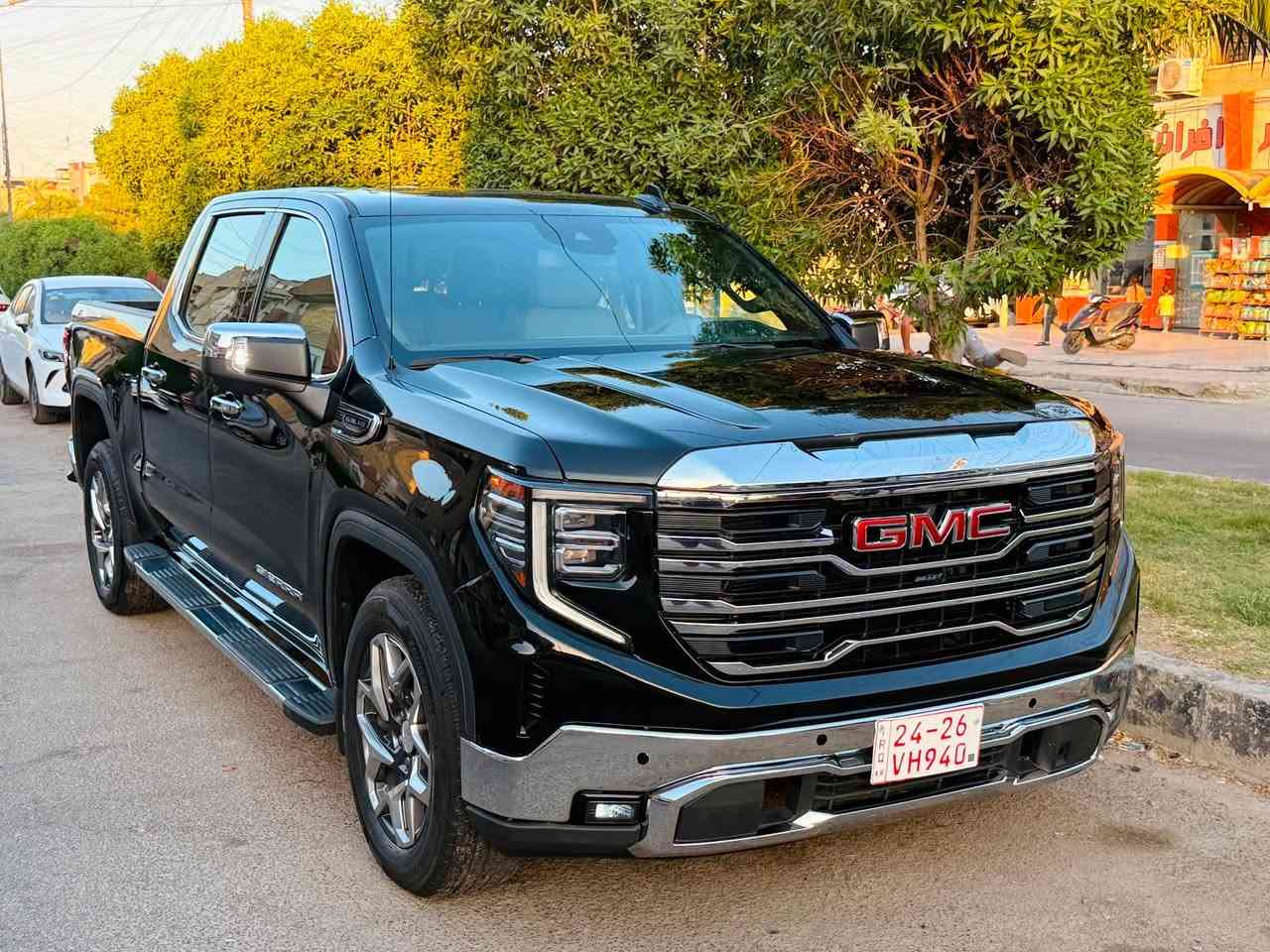 جمسي سيرا - 2025 . SLT 
فئة SLT. X3OF ROD 
اعلى المواصفات 
رقم اربيل سنويه بسمي ترقيم جديد شرط التحويل 
عداد المسافه (11,000mil)
باب طويل بدي قصير المرغوب 
حجم المحرك 5300cc 
8 سلندر 
كير طرح 10" نمر 
تحكم ستيرن جهتين 
فتحة سقف
كشنات جلد + قاصات كشنات خلفيه 
مثبت سرعه 
بصمه + بصمة ابواب 
سايد بريك كهرباء
فور ويل 4*4 
باب البدي الخلفي 3قطع كهرباء 
داخل لونين 
عداد سرعه دجتل 4 وضعيات 
داته شو 
رادار امامي + خلفي 
نضام نقطه عمياء 
5 كامرات محيطيه مع شاشه حجم كبير تدعم ابل كار بلي 
سستم صوت سماعات بلادي BOSE
كشنات اماميه + خلفيه تدفئه وتبريد +كشنات اماميه كهرباء مع ذاكرة خزن كشن السائق 
هيتر تدفئة الستيرن 
تشغيل عن بعد 
تحديد مسار 
اوتو ستوب 
نضام انحدار 
وضعيات قياده 
ستيرن كهرباء 
مري شفط 
شاحن لاسلكي 
حساسات اماميه + خلفيه 
جامه خلفيه سلايت كهرباء الى الخ 
سياره كفاله من الصبغ والبارد 
والتبديل .
❓بيع او امراوس حسب القناعه 
للراغب بالشراء الاتصال
***********
