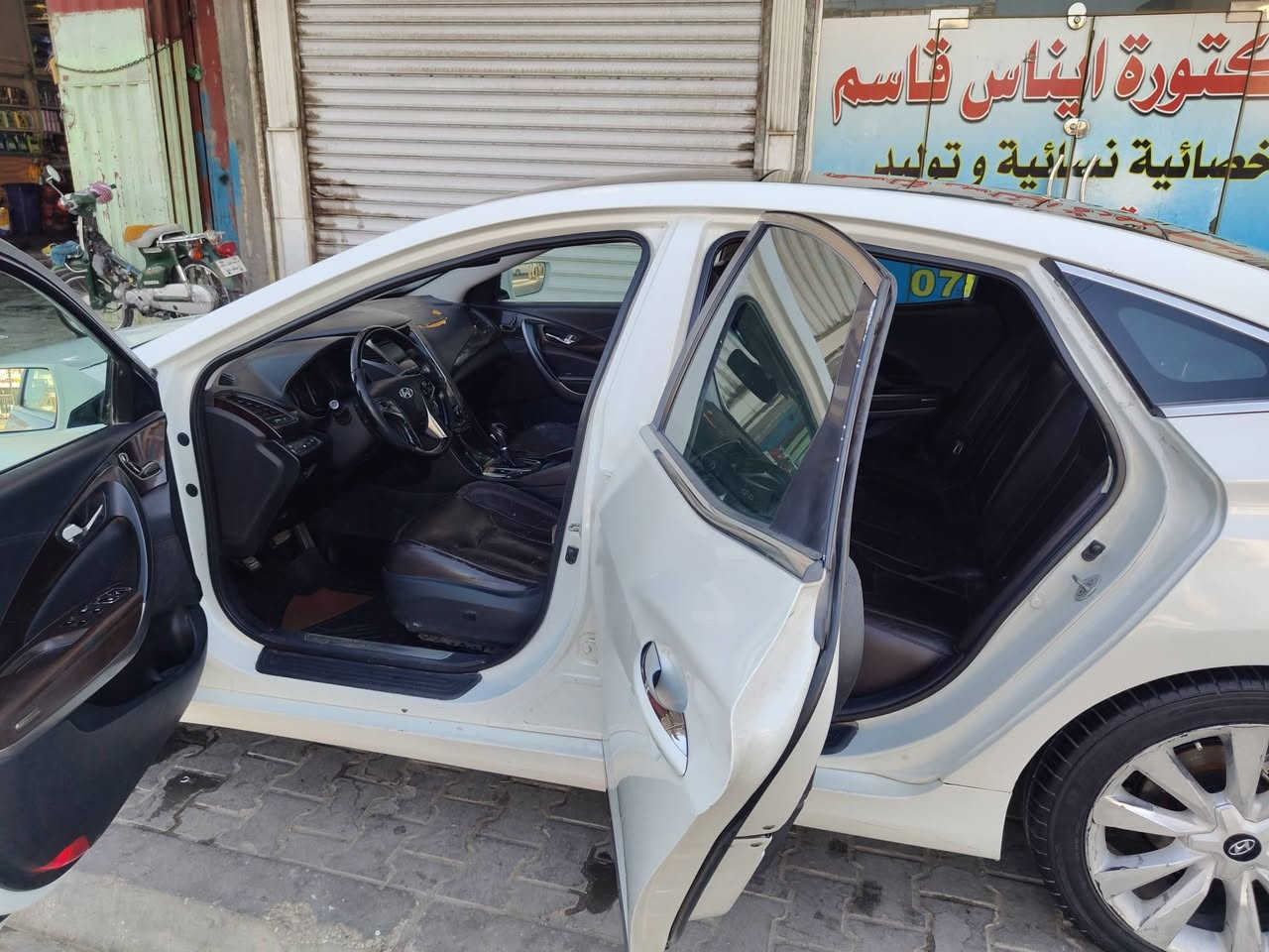 أزيرا خليجي موديل 2014
بيها أربع قطع بدون دواخل 
مكينة گير خير من الله 
6 سلندر محرك 3000 
فول مواصفات بانوراما تنتة تحكم ستيرن
كشنات جلد تحكم كشنات كهربائي السيارة مفولة كلش حدادية 80 بالمية 
 بردات خلفية بلاد  
السعر 95 ورقة وبيها مجال 
مكان السيارة كربلاء حي العامل 
رقم الهاتف ***********
