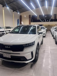 للبيع  كيا سورينتو 2023  ضمان الشركة الدوليه على ايد وحده من الزيرو سي...