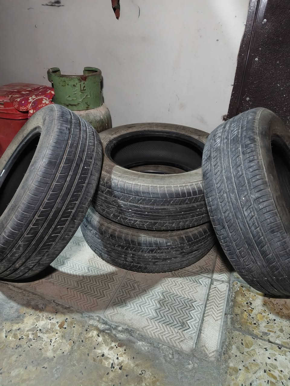 للبيع 195/65/15
السعر 60  بي واتساب ***********
