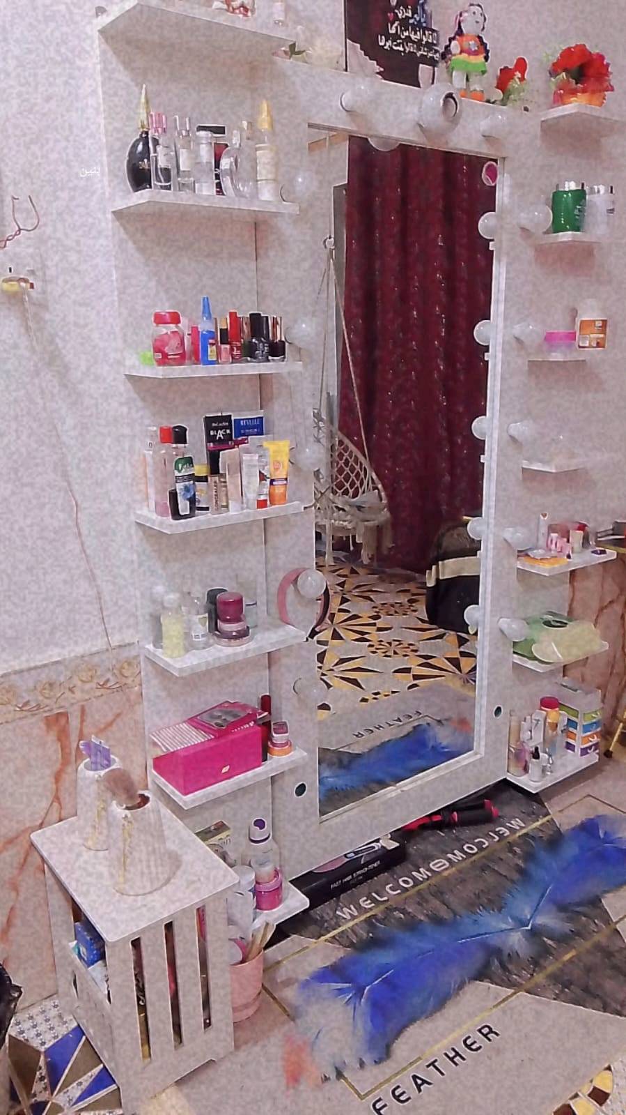 💄 للبيع مرايا هوليوود مع رفوف و اضاءة 💄

الوصف: مرايا كبيرة مع 12 لامبة ليد دائرية + رفوف جانبية للعطور والمكياج
الحالة: مستعملة نظيفة جدا - استعمال شخصي - مابيها اي عيب 
الاضاءة: شغالة 100% كل اللمبات
السبب: اريد ابدلها بموديل احدث
المكان: البصرة - الفيروزية  
السعر: 180 الف دينار قابل للتفاوض البسيط
ملاحظة: الاستلام من البيت فقط

للجادين: [رقمي  ***********