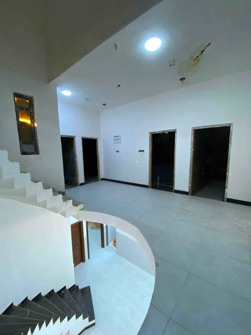 سلام عليكم بيت 🏠 للبيع طابو زراعي بسم عراقي طابقين/مساحه 200م/6غرف/طابق لاول غرفتين وصاله دوانيه مطبخ حار وبارد مشتملات داخليه وخارجيه  وكراج سياره طابق اثاني 4غرف ومشتملات البيت بي نقوصات الموقع شط العرب التنومه نهر حسن سعر170/رقم الهاتف ***********
