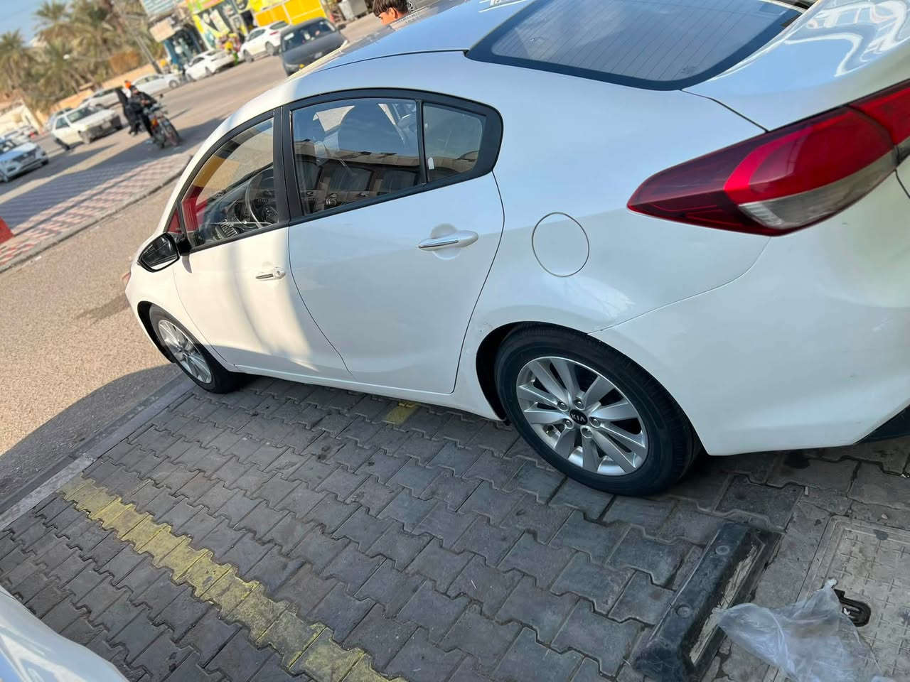 سيراتو موديل 2018 اربيل خليجي بيها قطعه تبديل باب الخلفي من جهه اليمنه السعر130$ واذا مراوس بسورنتو 15/16وانطي فرق  رقم الهاتف التواصل فقط واتساب ***********
