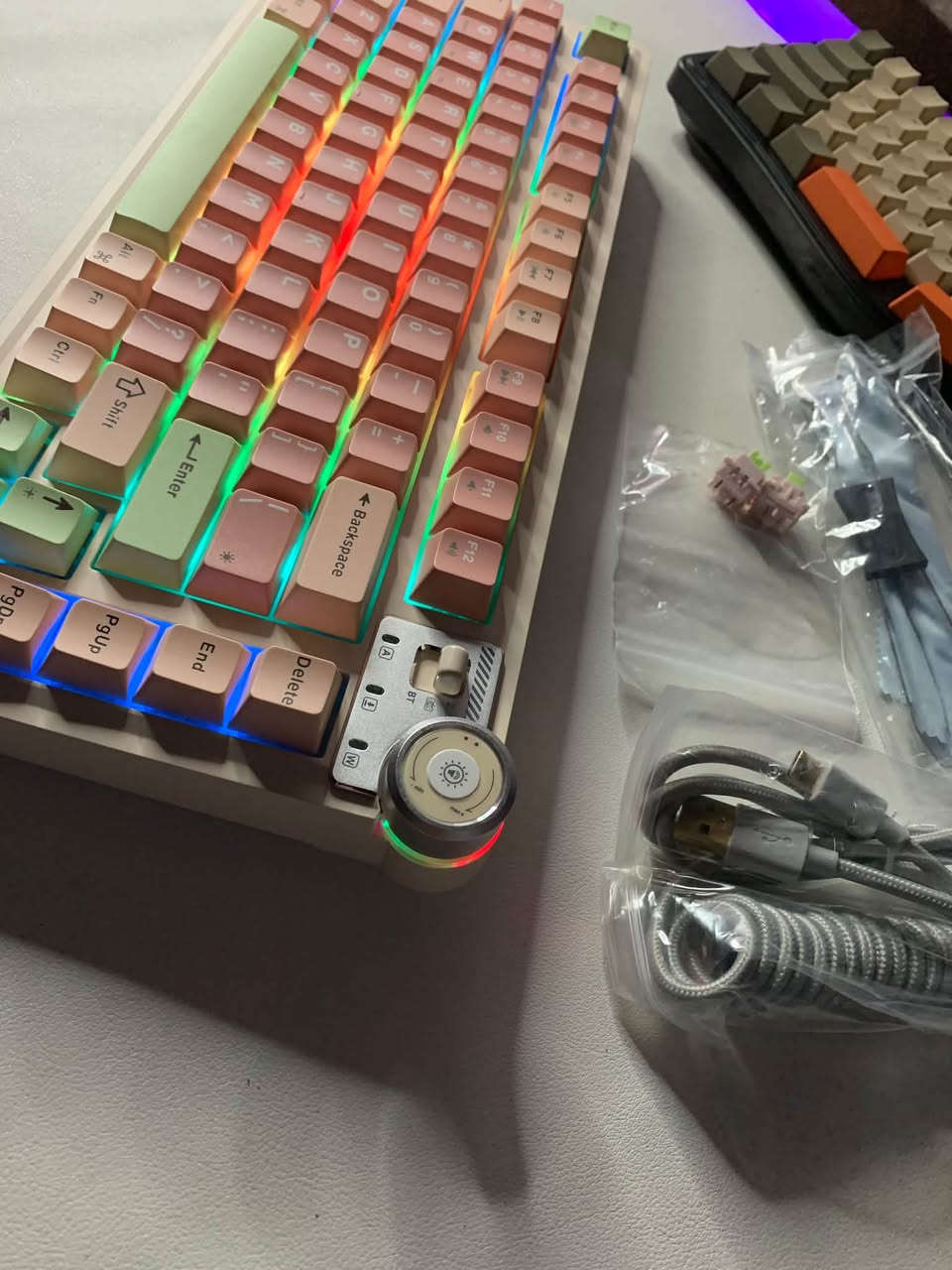 #متوفر جماعة f75 اطبك على صفحة😉
 
 🔥Lingbao mk75🔥
ميكانيكل كيبورد 
نوع الاسويتج outemu silent lemon v3🔥

💯Rgb متعدد الانماط قابل للتخصيص 

💯Rgb من الجوانب + rgb عتلة الصوت
وايرلس 2.4+bt+wired شنو يعجبك

كي كابس مميز  كلش وصوت رهيب

نضام تشغيل عتلة بشكل مميز

معدل الاستجابة يصل الى1000HZ

5 طبقات ماص للصدمات وصوت داخلي رهيب

من ملحقاته ✨
(كيبل تايب سي ملتف+ اسويتجات عدد2 + قالعة كي مابس واسويتجات + فرشة تنضيف وقطعة تنضيف قماش )💯
.
السعر 40 الف بلاش 
التوصيل لجميع المحافظات 5 الف
