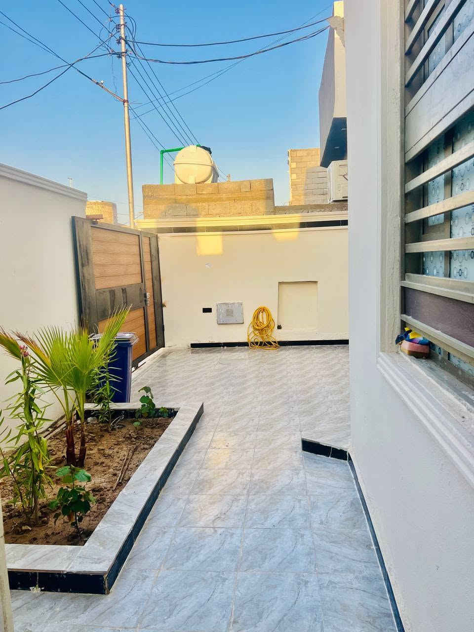 السلام عليكم، 🧡 
اسعد الله اوقاتكم بكل خير🧿 موقع 🏠 
البيت البصره 
ابو الخصيب طريق سيد حامد🔥
 البيت، وقف سني مسجل،
 بمساحه 200  متر 
  يتكون ديوان وصاله ومطبخ
 ثلاث غرف نوم صحيات داخليه وخارجيه،و حديقه  🏠  سعر البيت  107  بي مجال  رقم الهاتف / ***********
