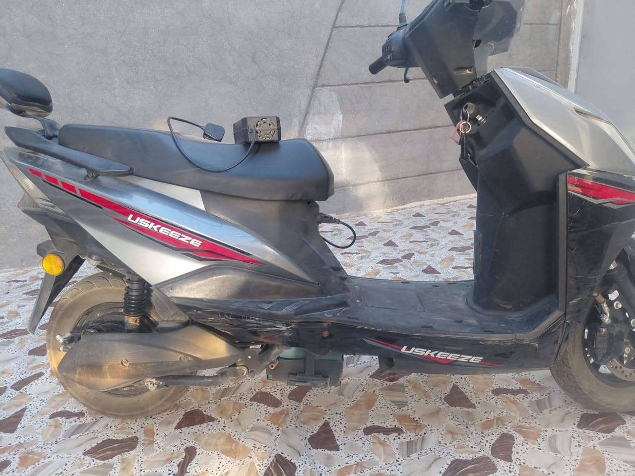 سلام عليكم عندي هذا الموطور شحن بعده جديد للبيع مستخدم قليل مكون من 6بطاريات بس بطاريه وحده واكفه الي شراي يراسلني او يتصل ع هذا الرقم ***********
