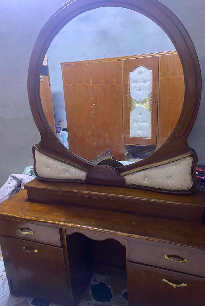 غرفة نوم بيع مستعجل سعر مناسب
غرفه للبيع نظيف حيل قنصور القفال واليدات موجوده  
نظيف حيل   مع زاويه ميز تواليت كمداين كامل كلهم نظيف 
سبب البيع معنده مكان بلبيت

السعر ٣٥٠ بيها مجال  للاستفسار خاص او اتصل ***********

