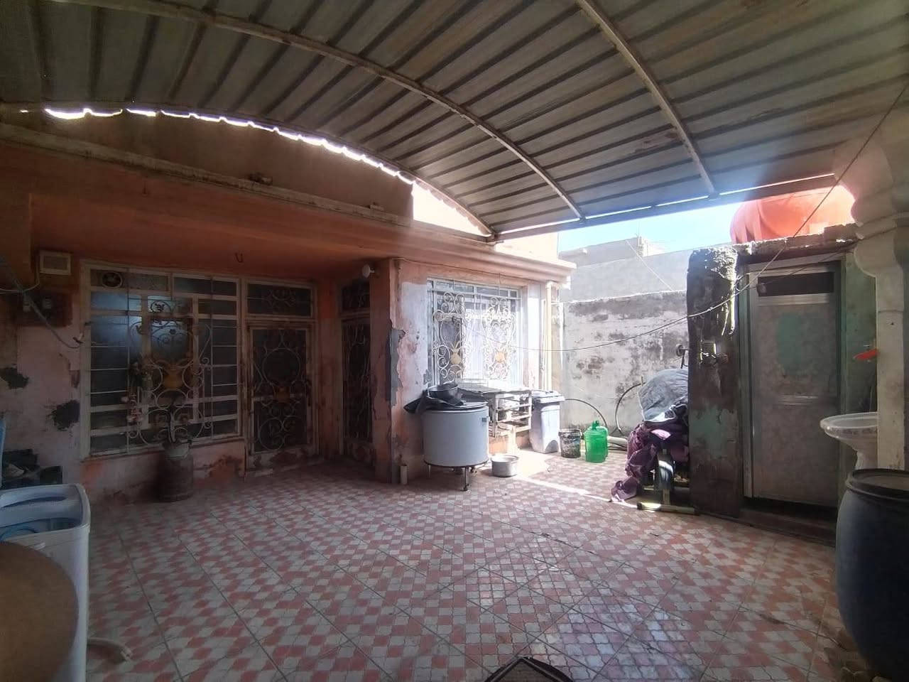 السلام عليكم دار للبيع طابو صرف باسمي
 مساحة 130 متر طابقين الطابق الأول  مطبخ غرفه نوم وصاله واستقبال وطارمه وصحيات داخليه وصحيات خارجيه ومنور ورا البيت طويل
 والطابق الثاني غرفه نوم وصحيات وصاله وسطح ومطبخ
 العنوان بابل موقعه بين المهندسين وبين الأكرمين يعني بنص منين متريد يطلعك
السعر 90 مليون وبي مجال وسعره مناسب جدا 
 للاستسفار ***********
