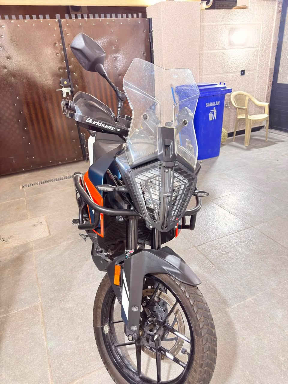 السلام عليكم اخواني 

دراجة ktm 390 adv
غنية عن التعريف 
عليها تزويد كامل 
جامة امامة 
كفر لايت امامي 
ستاند موبايل اصلي وكالة 
هاند بار مال ادرفنجر
عليها كذلك درع مثل ما موضح 
رافع البطيخة حماية للدبل الخلفي
كل تبديلات الدهن بالوكالة 
نوع البانزين سوبر اخلي 
الدراجة ماشية حاليا 6000 كم فقط 
السعر المطلوب 7000000 مليون دينار فقط 
الدراجة لازالت باسم الشركة يعني التحويل جدا سهل

غير متواجد على الفيس او الماسنجر 

للاتصال ***********

مكاني بغداد الجديدة
